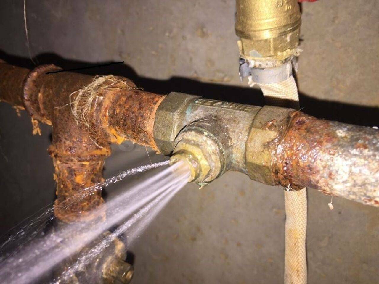 Выполнение сложных аварийных сантехнических работ: 